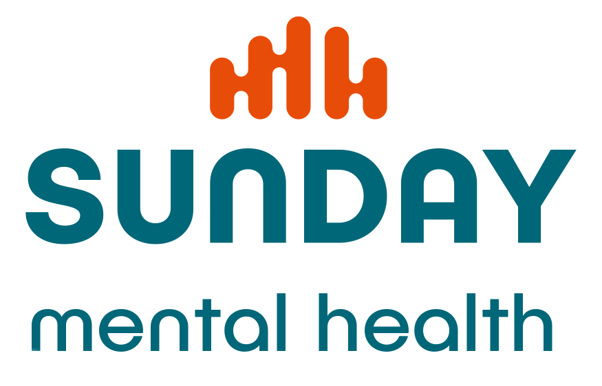 Logo mit einer orangefarbenen abstrakten Form über dem Wort „SUNDAY“ in großen blaugrünen Buchstaben und dem Schriftzug „mental health“ in kleineren blaugrünen Buchstaben darunter – was die Idee widerspiegelt, dass Leistungsfähigkeit nicht durch mehr Druck entsteht. Perfekt für das Coaching in Bremen oder leistungsorientierte Initiativen.