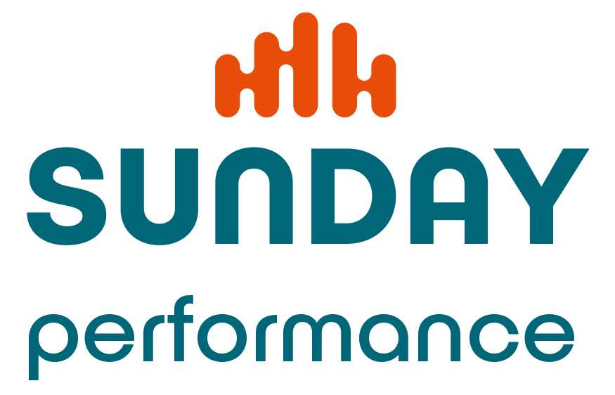 Logo mit einem orangefarbenen abstrakten Motiv über dem Schriftzug „SUNDAY performance“ in blaugrüner Schrift, wobei „SUNDAY“ in fetten Großbuchstaben und „performance“ in einer abgerundeten Kleinbuchstaben-Schriftart geschrieben ist. Das Design spiegelt die Philosophie wider, dass Leistungsfähigkeit nicht durch mehr Druck entsteht – eine Überzeugung, die den Kern unseres Bremer Coaching-Ansatzes in Sachen Leistung bildet.